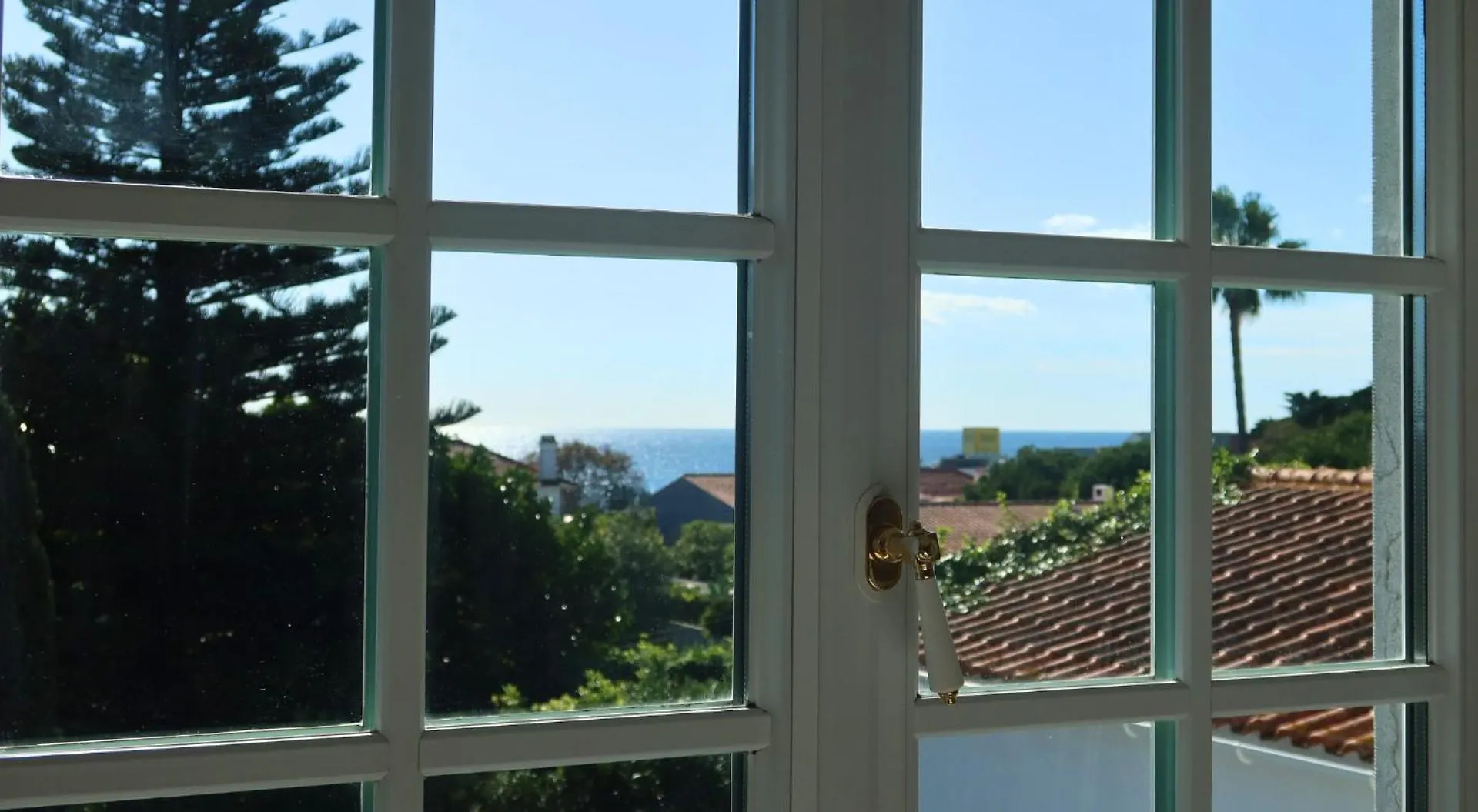 Art 4 You Carcavelos Suites Bed & Breakfast