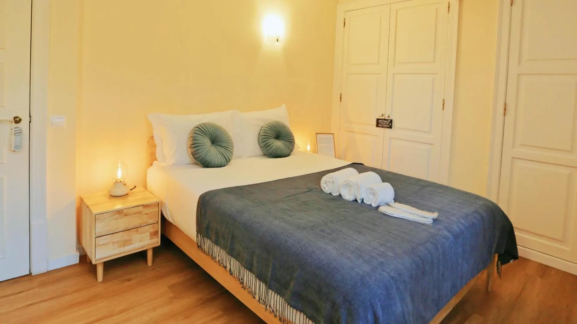 Art 4 You Carcavelos Suites Bed & Breakfast